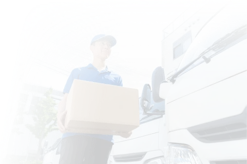 段ボールをトラックに運ぶ男性