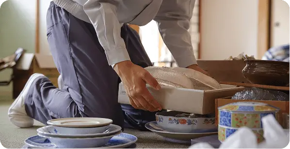 たくさんのお皿を片付けている男性