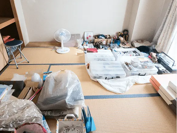 部屋に荷物を整理して並べている写真