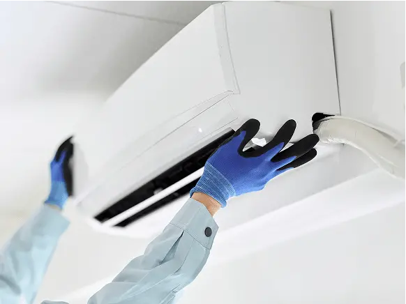 エアコンを抱えている男性