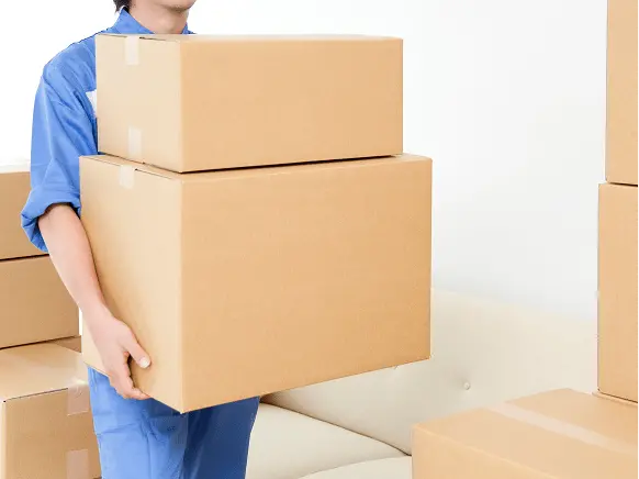 段ボールを運んでいる男性