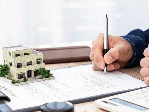 不動産の書類を記入している様子