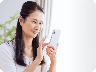 スマホで申し込みをしている女性