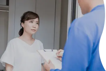 不審な業者に心配そうな顔をしている女性