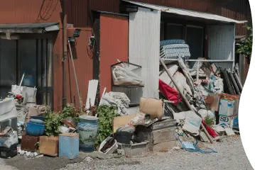 ゴミの山がある家の外観