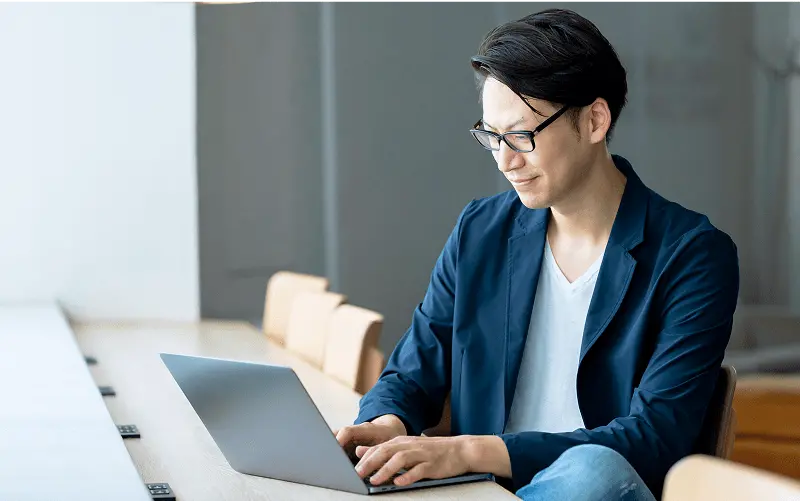 ビジネスマンがパソコンで仕事をしている写真